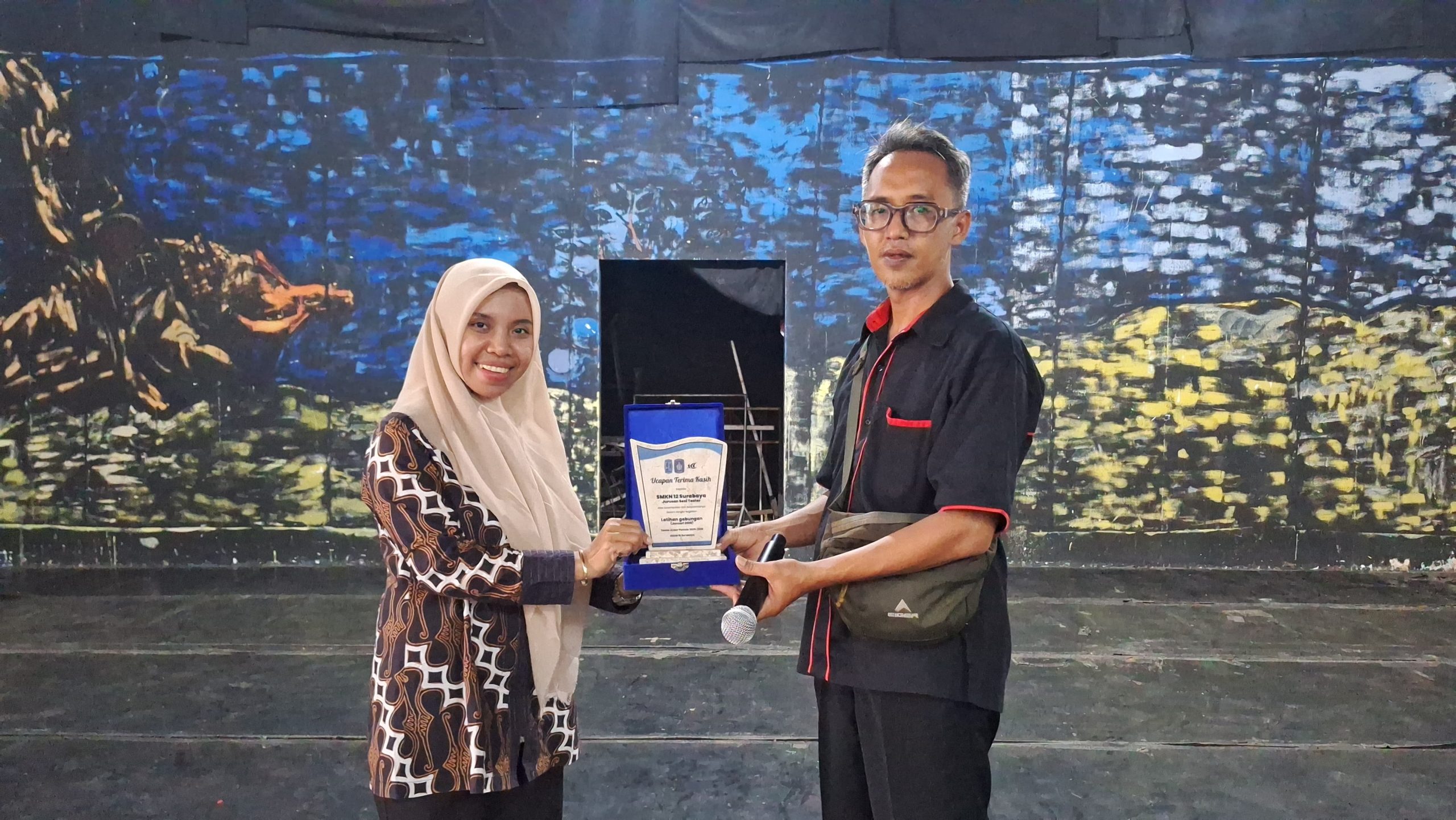 Read more about the article Ekstrakurikuler Teater SMAN 16 Surabaya Laksanakan Kunjungan dan Latihan Gabungan di SMKN 12 Surabaya